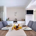 In With Balcony, Air Conditioning, Wifi, Washing Machine * Lopar