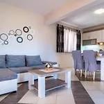 In With Balcony, Air Conditioning, Wifi, Washing Machine Lopar