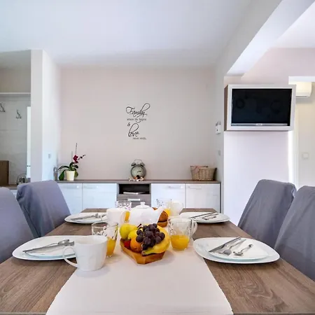 In With Balcony, Air Conditioning, Wifi, Washing Machine * Lopar