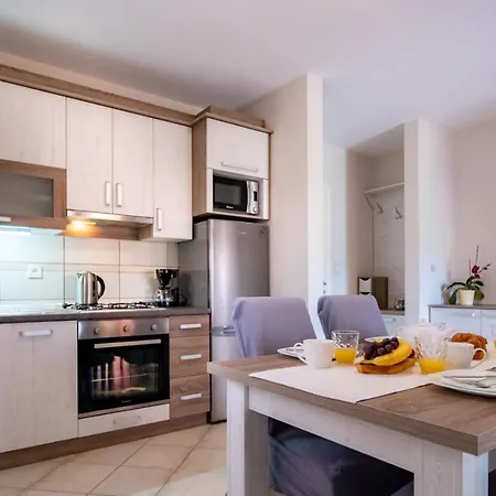 Lejlighed In With Balcony, Air Conditioning, Wifi, Washing Machine Lopar