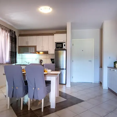 In With Balcony, Air Conditioning, Wifi, Washing Machine Lejlighed