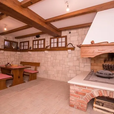 Lejlighed In With Balcony, Air Conditioning, Wifi, Washing Machine Lopar