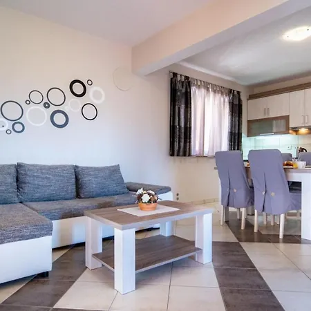 In With Balcony, Air Conditioning, Wifi, Washing Machine Лопар