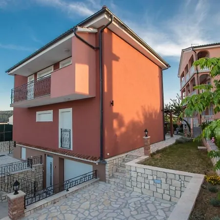 In With Balcony, Air Conditioning, Wifi, Washing Machine Lopar