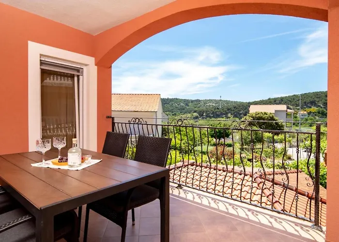 In With Balcony, Air Conditioning, Wifi, Washing Machine