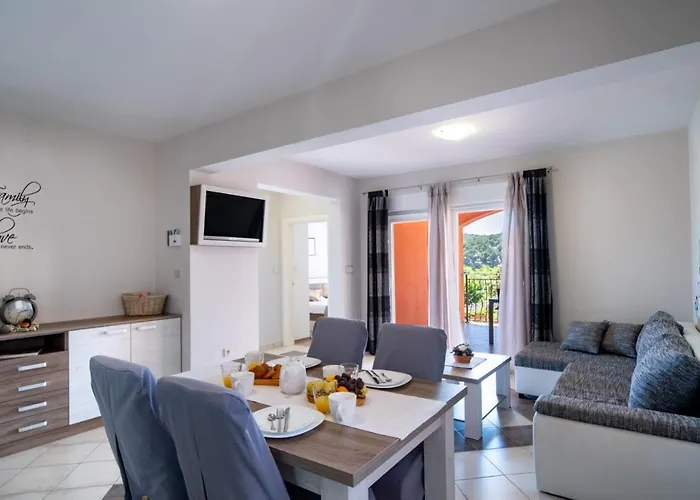 In With Balcony, Air Conditioning, Wifi, Washing Machine *