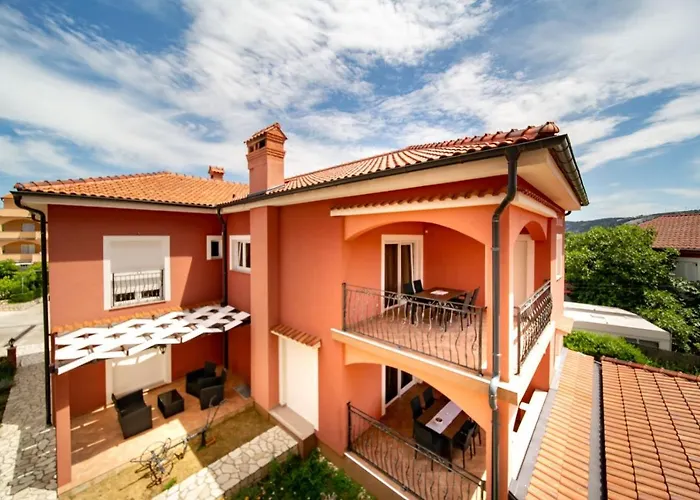 In With Balcony, Air Conditioning, Wifi, Washing Machine *